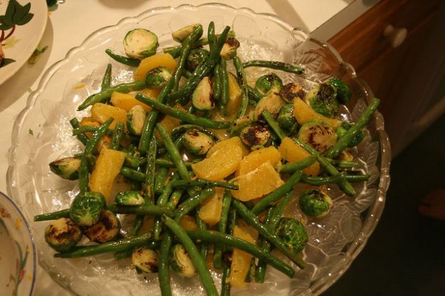 Insalata calda di cavolini di Bruxelles arrostiti