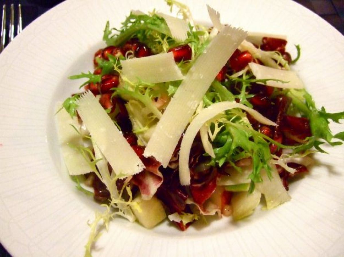 Insalata con pere, radicchio e noci tostate