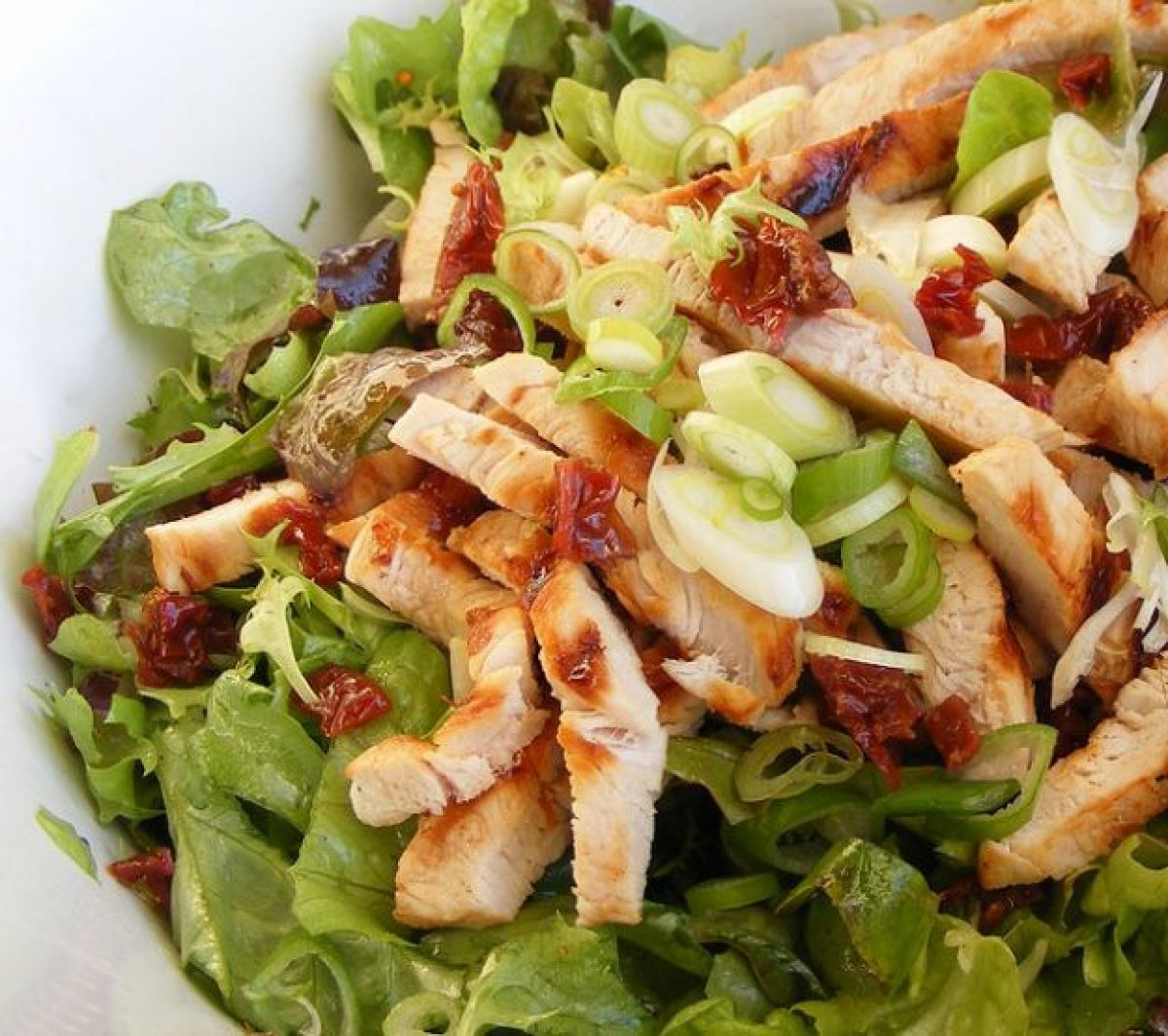 Insalata mista con tacchino e pomodori secchi