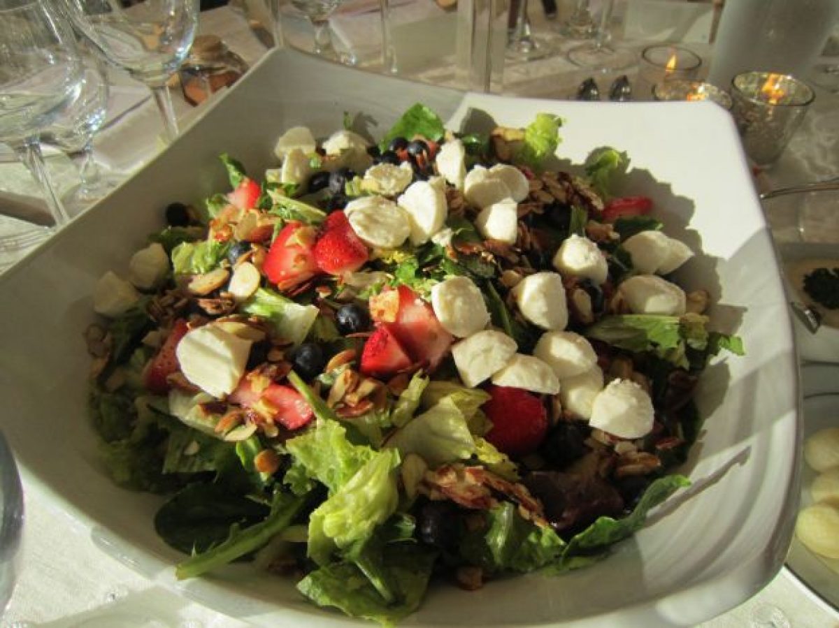 Insalata di fragole, mozzarella e indivia