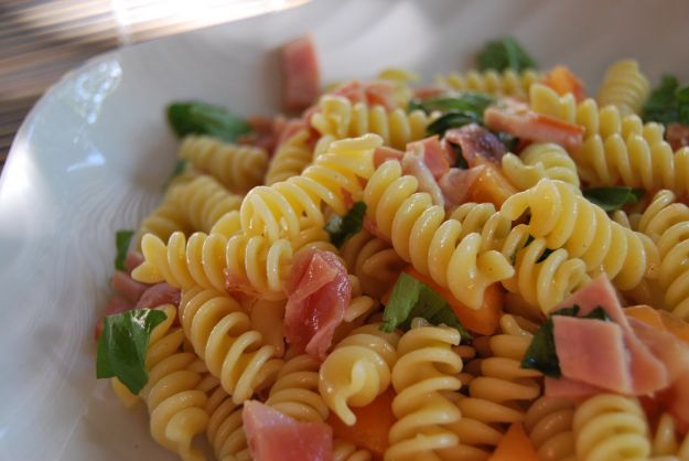 insalata di pasta con salmone e curry