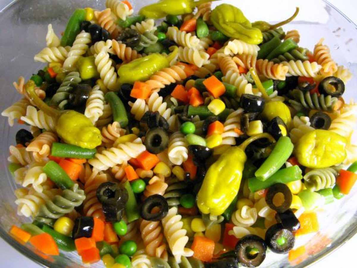 Insalata di pasta con olive, capperi e uova in salsa piccante