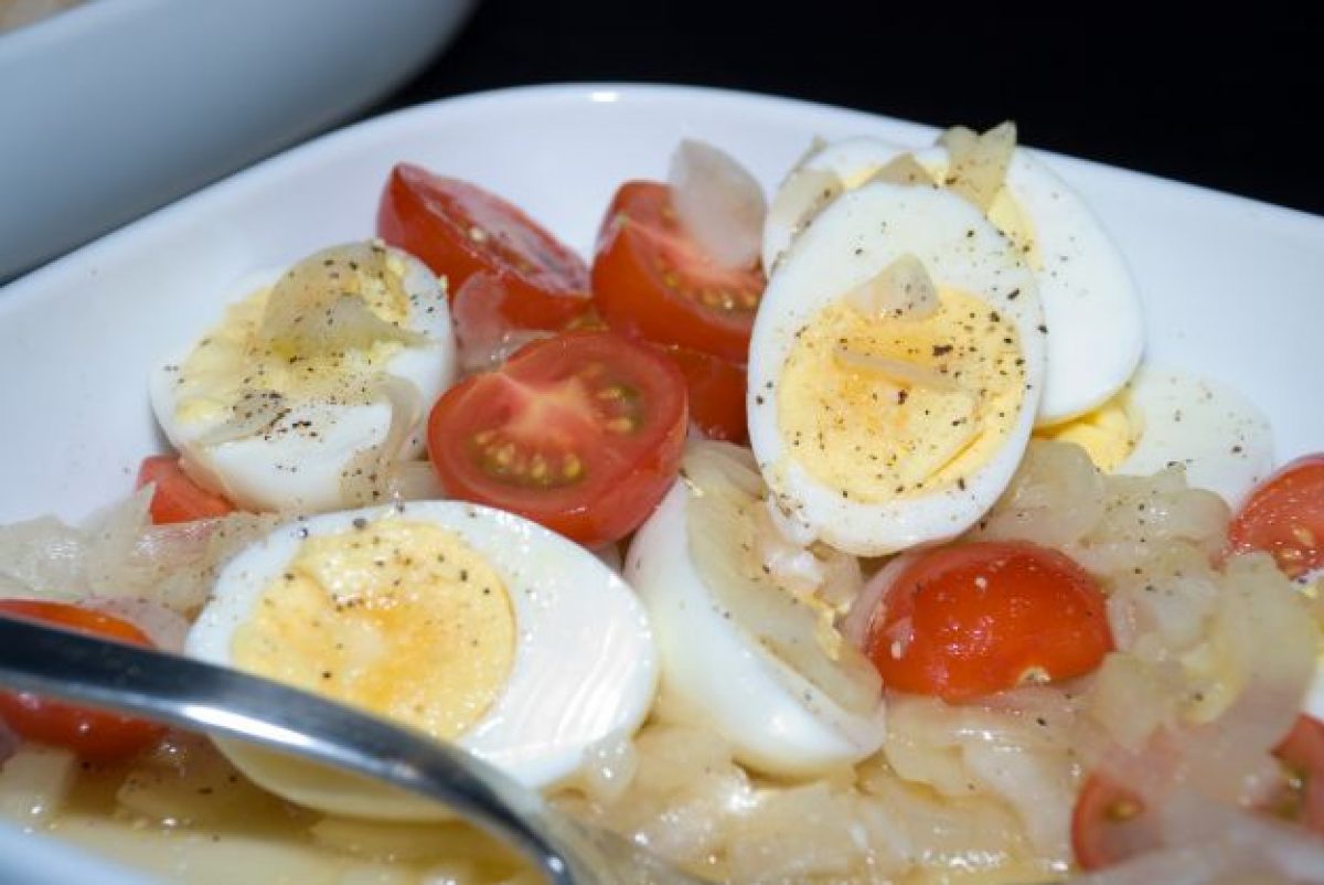 Insalata di pomodori, cipolle, uova sode e menta