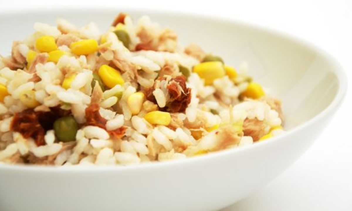 Insalata di riso con pollo e sedano