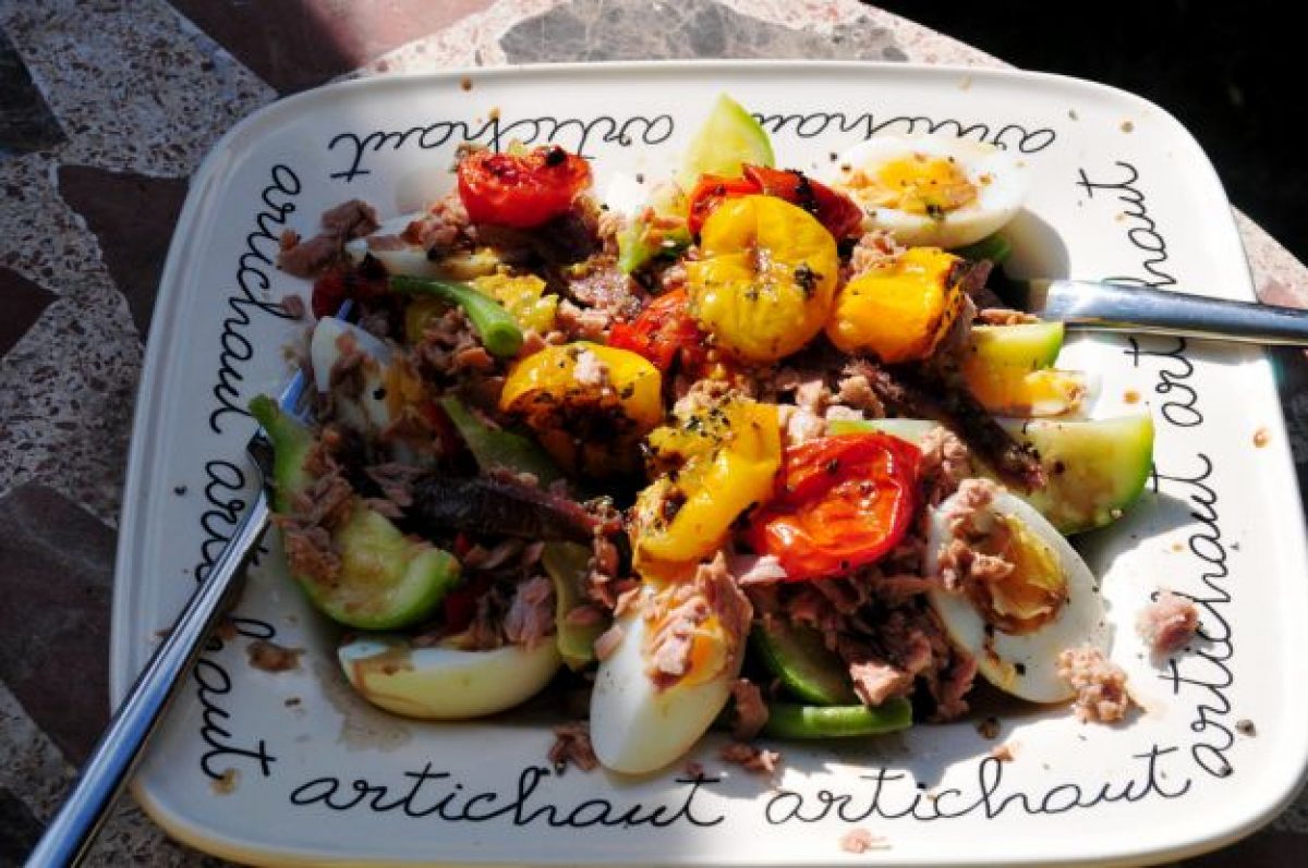 Insalata con tonno e verdure croccanti