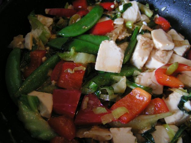 Insalata di verdure con noci e tofu