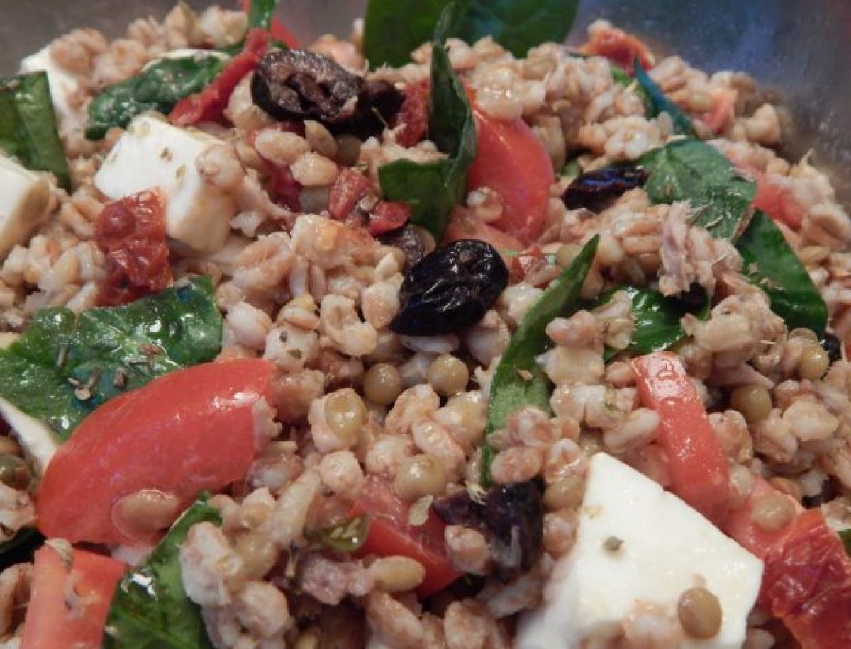 Insalata di orzo e tonno