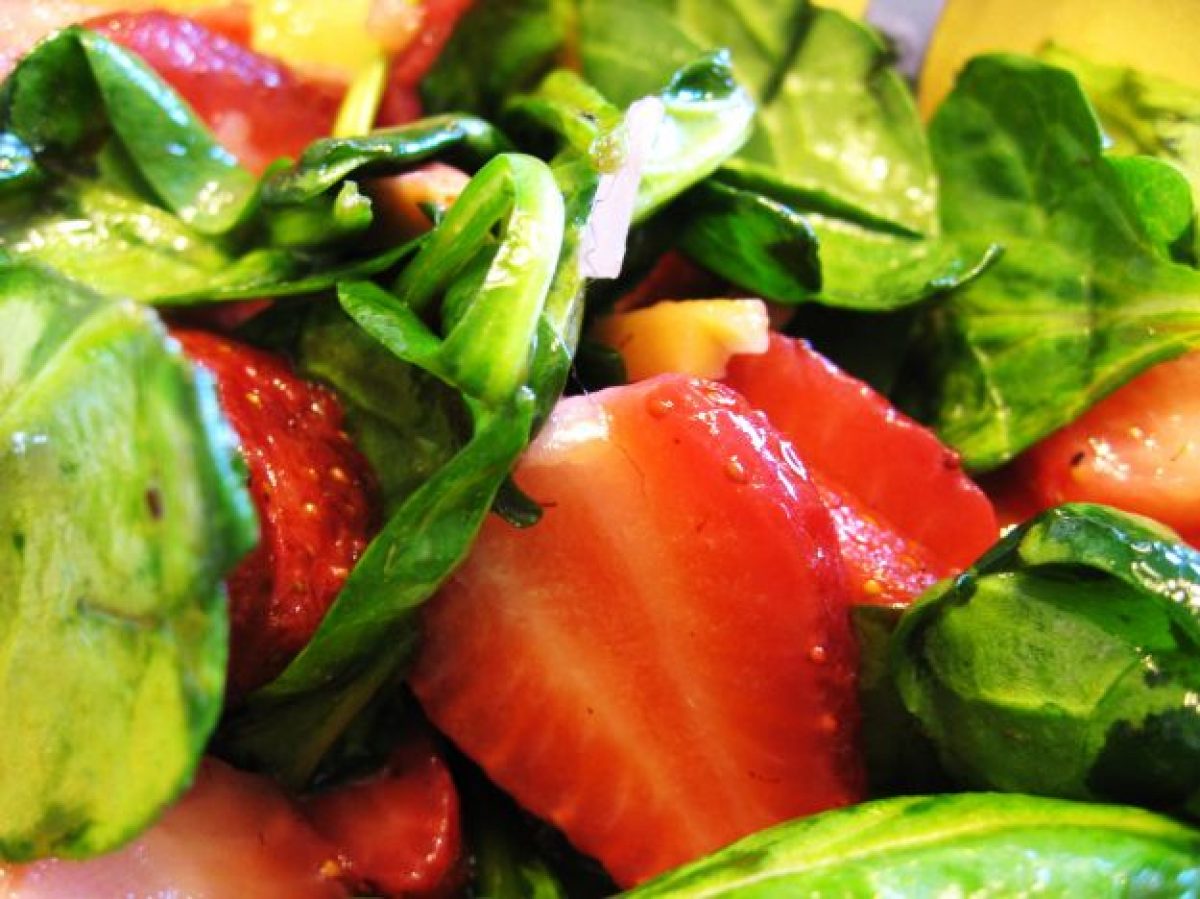 Insalata verde con le fragole