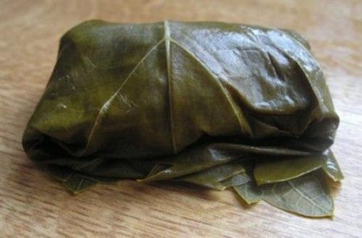 Involtini di coniglio in foglia di vite