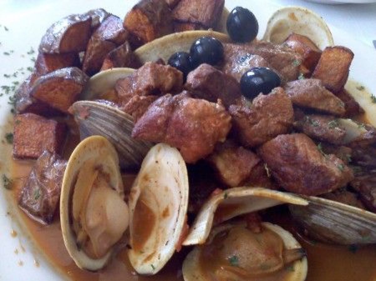 Terrina di maiale con vongole e olive