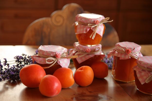 Marmellata di albicocche e nettarine alla lavanda