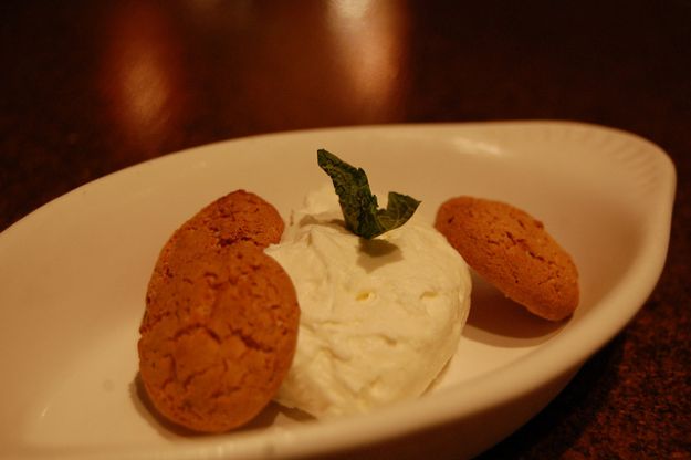 mousse di cioccolato bianco con amaretti