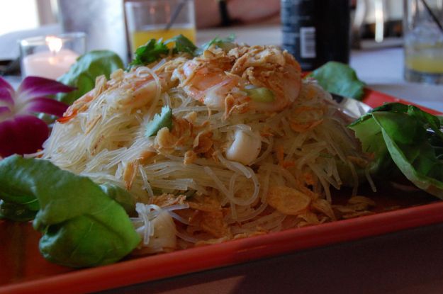 noodles al pesto di noccioline con gamberi