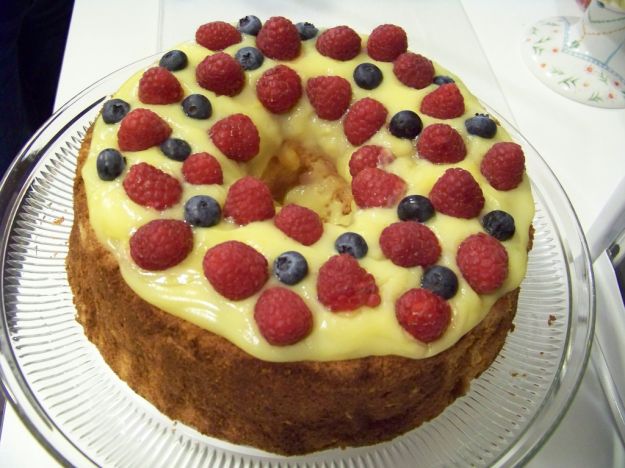 pan di spagna farcito con crema e frutti di bosco