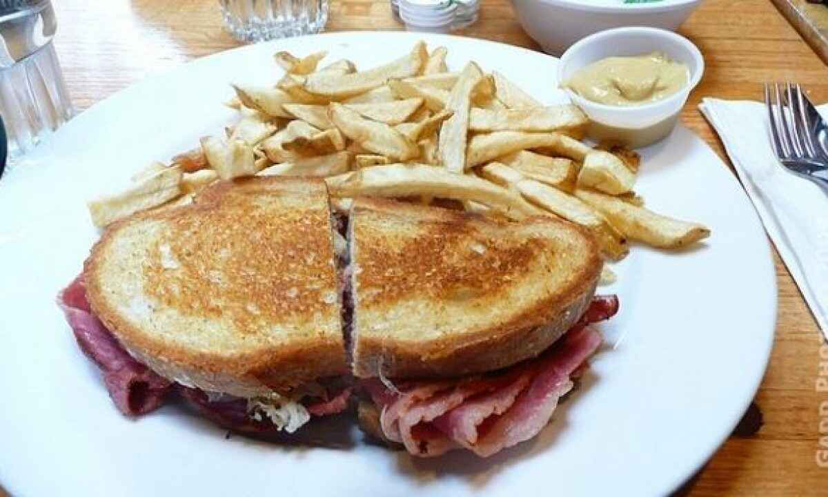 Panino con carne affumicata e crema di melanzane
