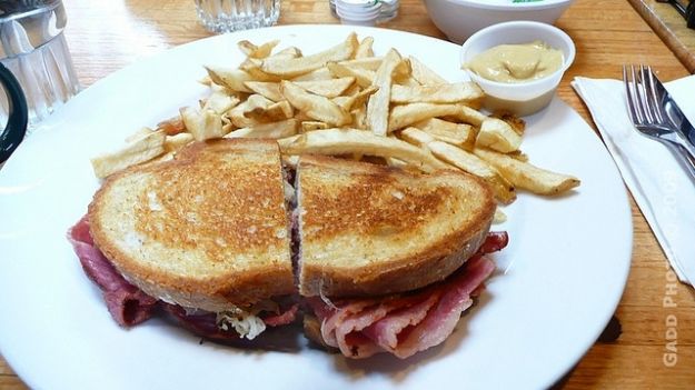 Panino con carne affumicata e crema di melanzane