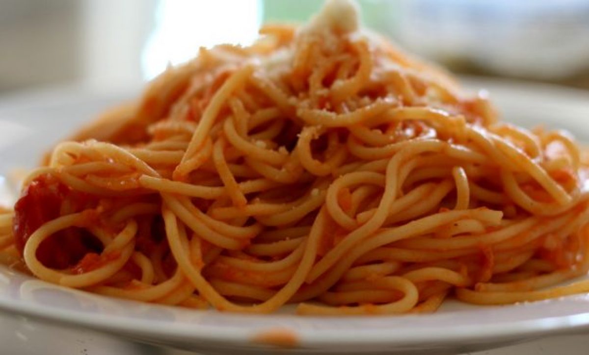 Pasta con aglio, olio, peperoncino e pomodoro