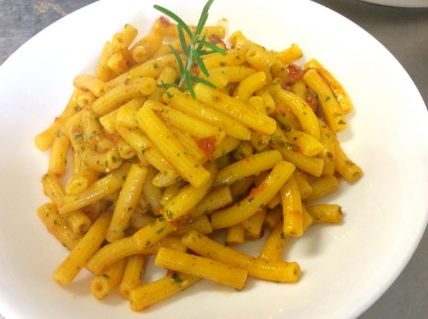 pasta al pesto e pomodoro