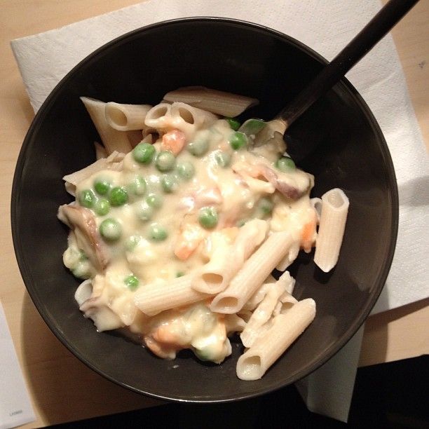 pasta al salmone con funghi e piselli