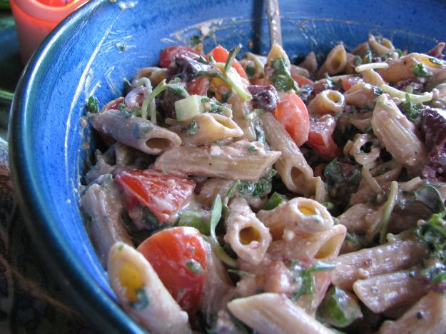 Pasta alla menta con feta, rucola e olive