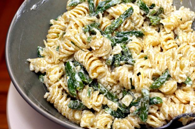 Pasta con asparagi, ricotta e uova