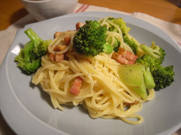Pasta con broccoli e pancetta