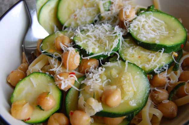 Pasta con ceci e zucchine