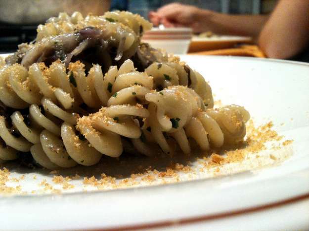 pasta con cipolle rosse e acciughe