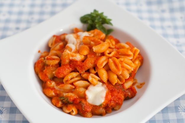 pasta con crema di peperoni pomodori secchi e mandorle 2