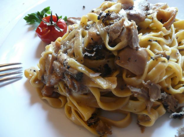 pasta con funghi tonno e acciughe