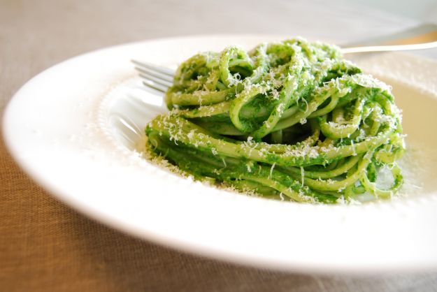 pasta con pesto di rucola e formaggio