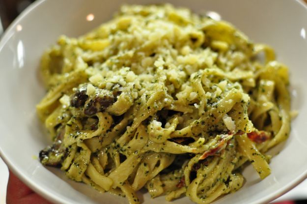 pasta con pesto e pomodori secchi