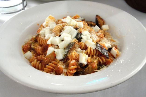 pasta con pesto, melanzane e mozzarella