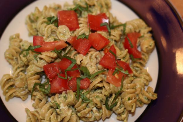 pasta con pesto pomodori e ricotta