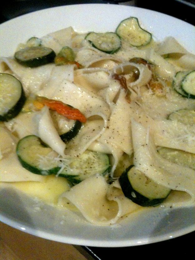 pasta con zucchine e fiori di zucca