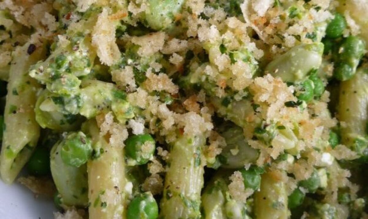 Pasta primaverile con fave e pollo