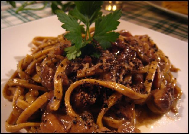 pasta fresca con funghi fegatini e tartufo