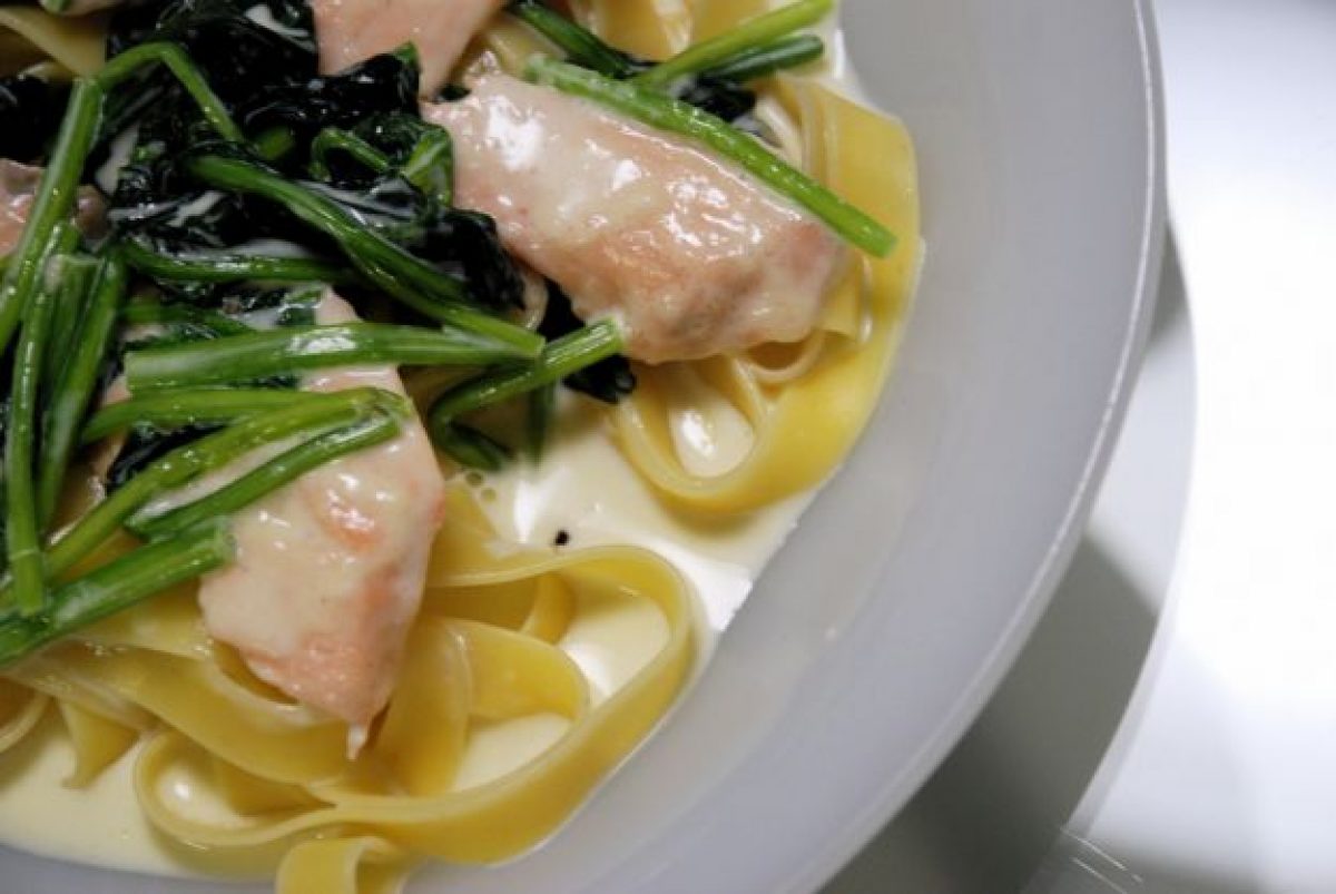 Pasta fresca con spinaci e salmone