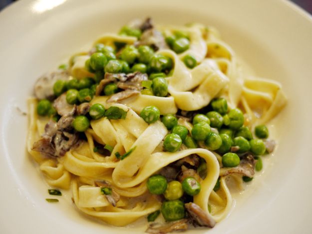 pasta funghi piselli speck