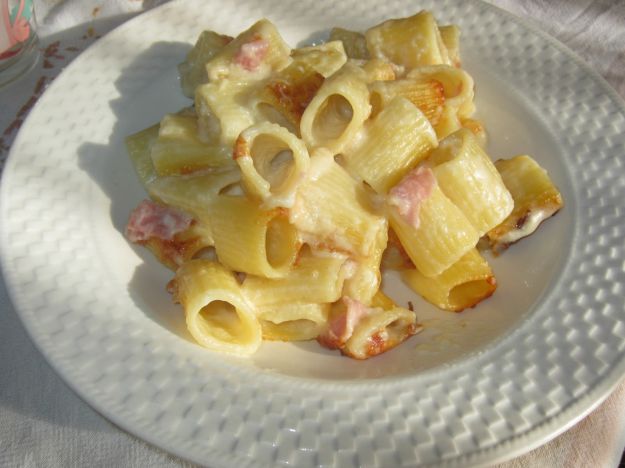 pasta gratinata con besciamella al pecorino e prosciutto