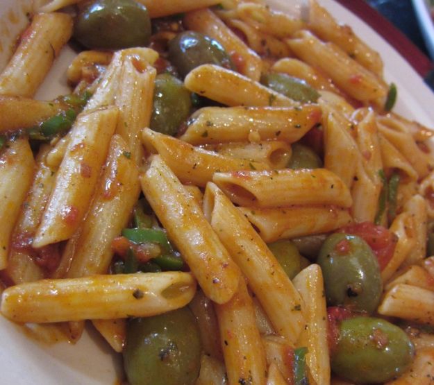 Pasta di riso con olive taggiasche e pinoli