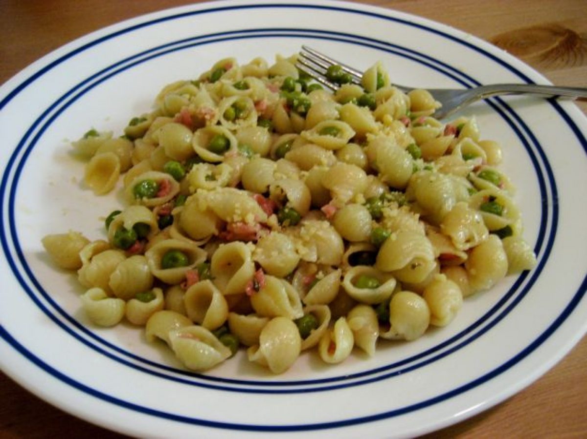 Pasta con piselli zucchine e parmigiano