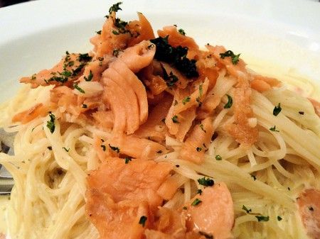 Spaghetti con salmone e caviale di olive nere