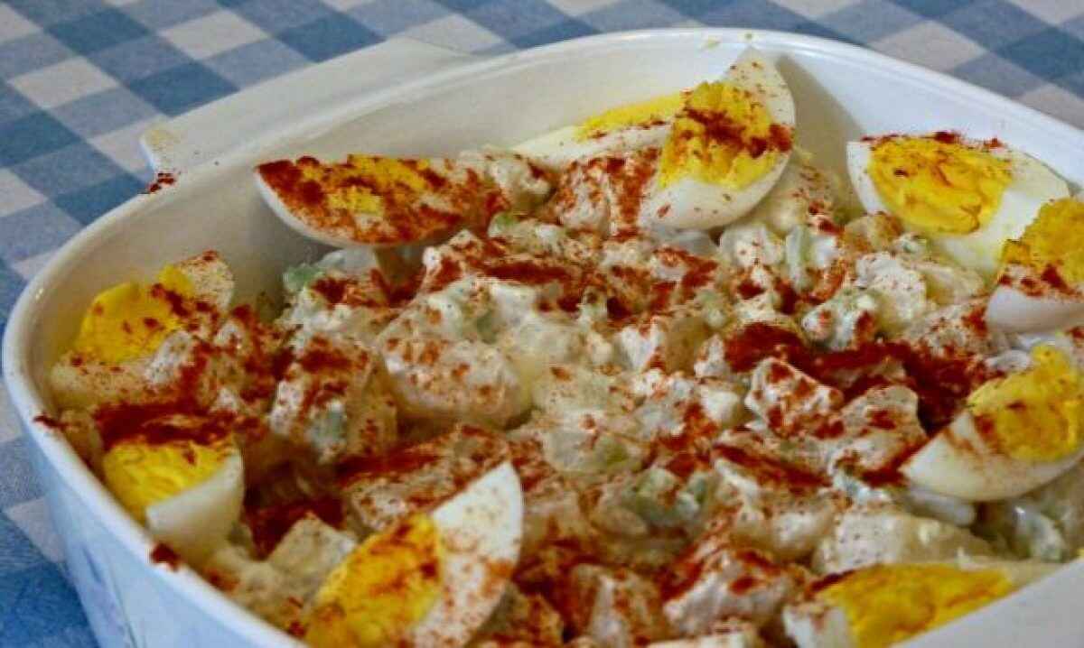 Patate con uova sode e cipolle