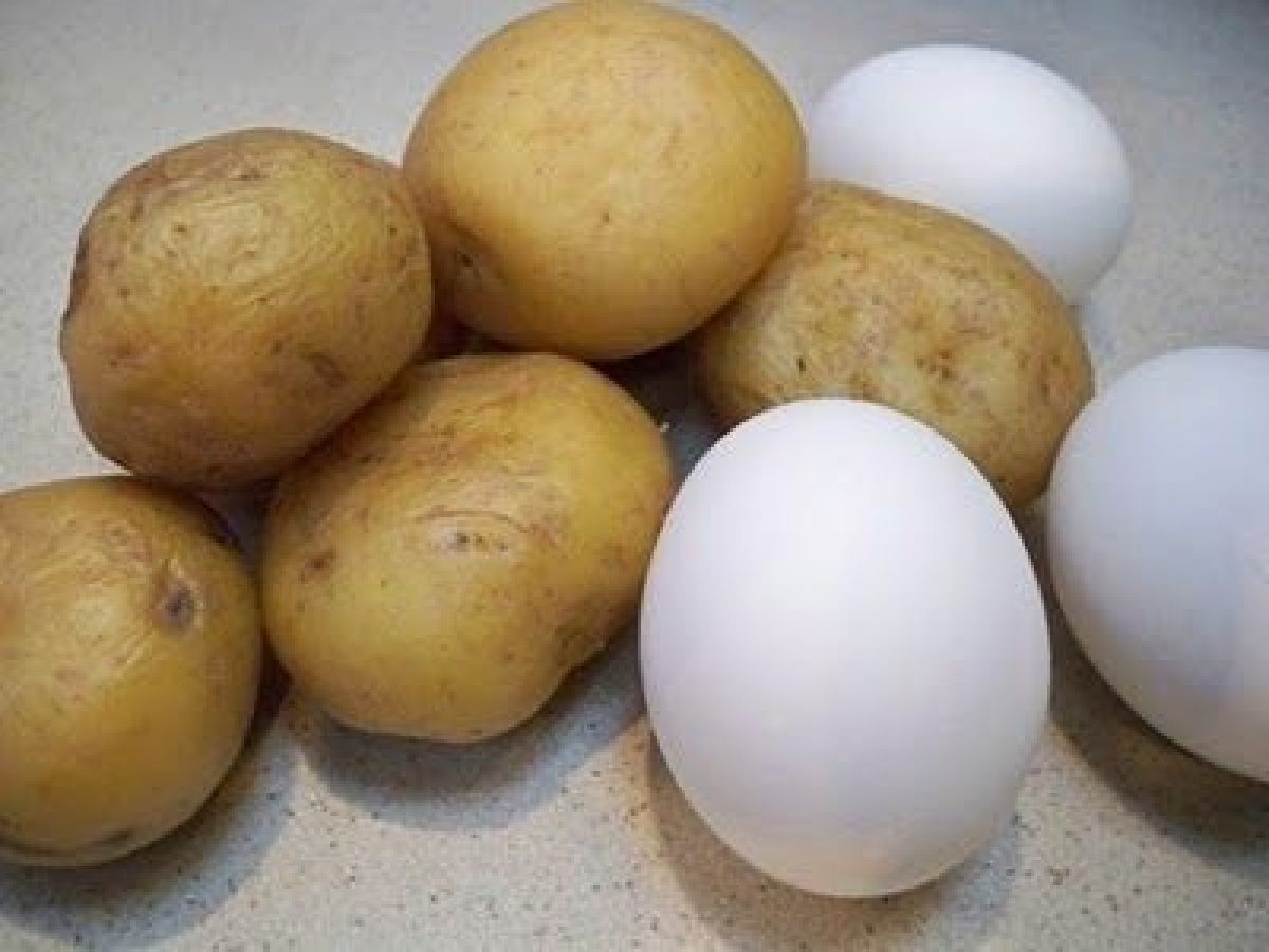 Insalata di patate, uova e germogli di soia
