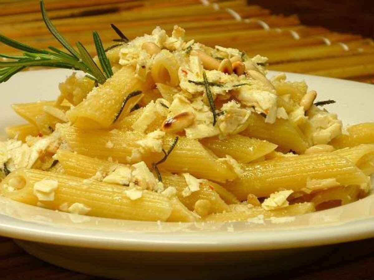 Penne con ricotta, pinoli e rosmarino