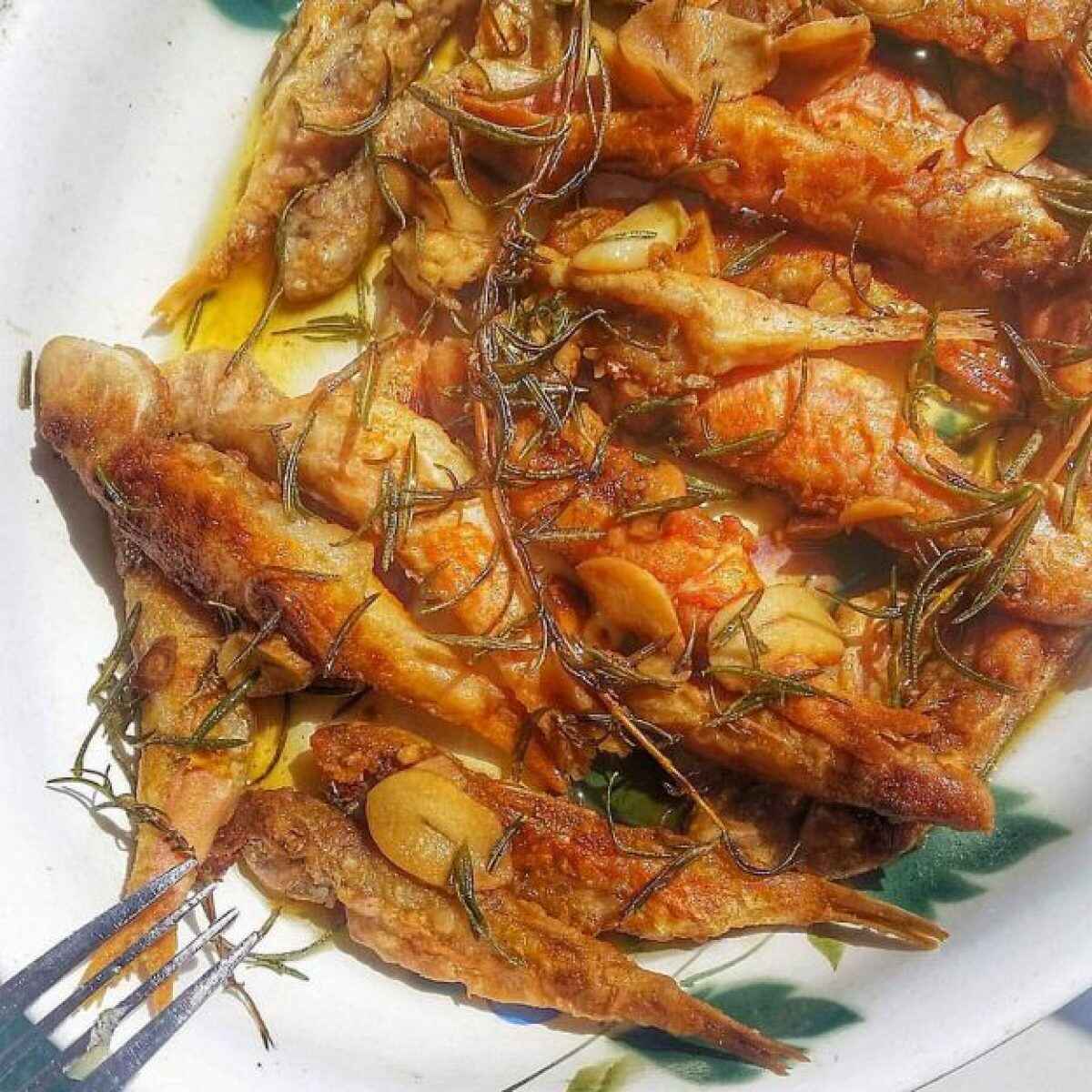 Pesce al forno con salsa all’aglio