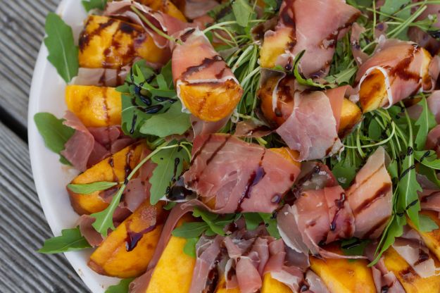 pesche e prosciutto crudo