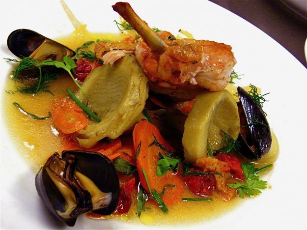 petto di pollo con ceci e cozze al peperoncino e erbe aromatiche