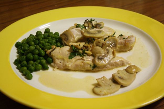 petto di pollo con piselli e funghi